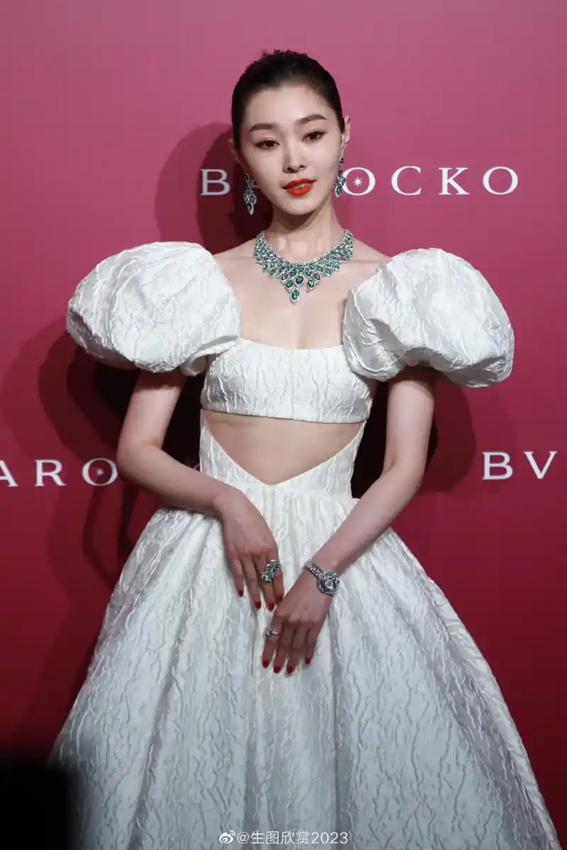 宋轶生图也很美,礼服也很拉风,就是身材差了点,穿这件礼服略显尴尬