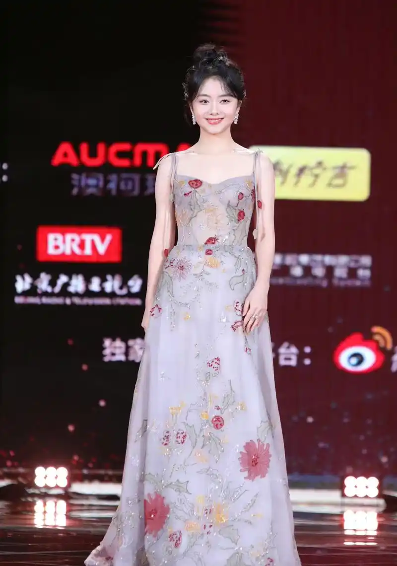 被谭松韵的红毯图"圈粉"了,原来她的"少女感"真不是吹出来的-蘑菇号