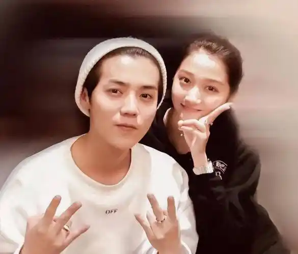 曝鹿晗关晓彤已领证结婚,两人婚后因钱吵架?