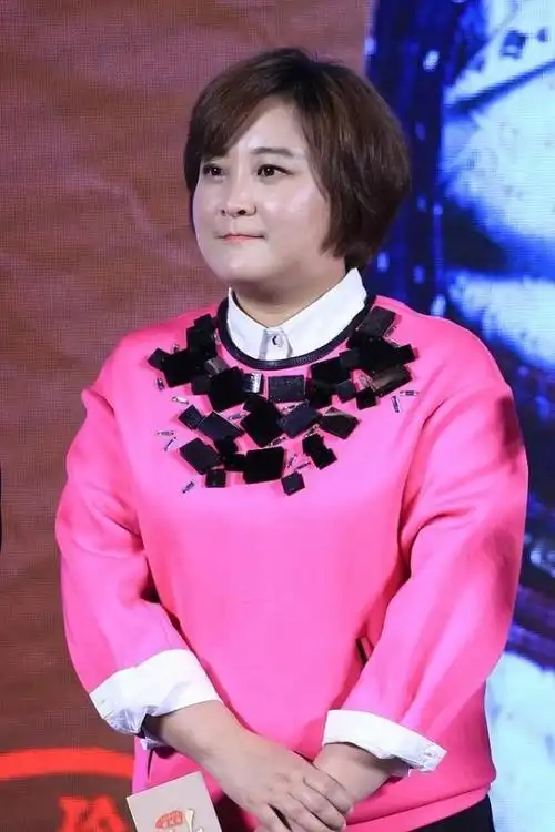 贾玲笑起来的时候真挺喜庆的,脸上的酒窝,看着就很甜