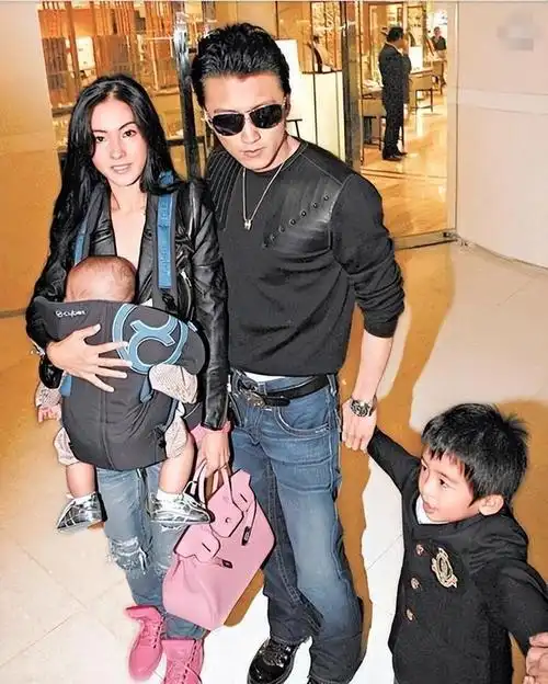 虽然张柏芝的那些照片在网上传得沸沸扬扬,但谢霆锋在老婆最困难的