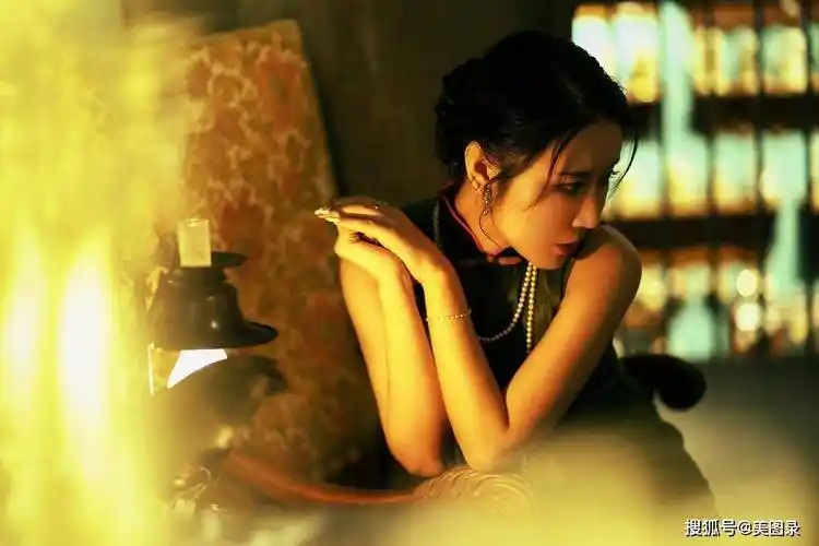 夜灯下的旗袍美女风韵犹存_旗袍_美女