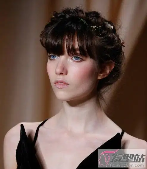 女生时尚优雅盘发发型图片好看又显气质简直不要太迷人