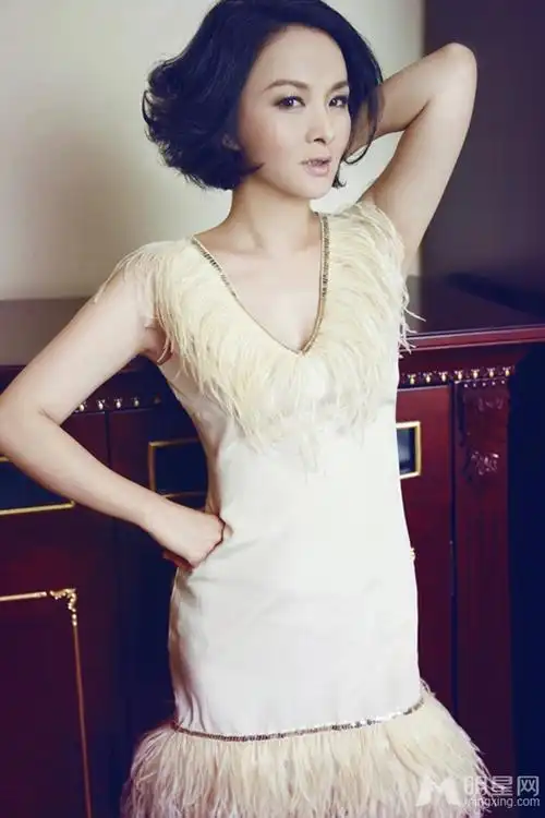 演员谢兰春季造型多变优雅写真 气质熟女