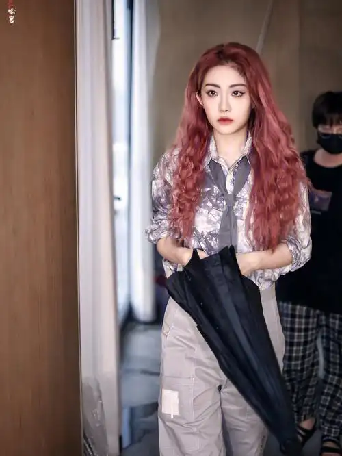 你们的言言子在这丨喻言0616杂志下班