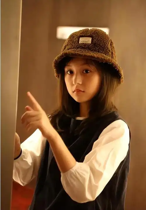 14岁刘楚恬近照:出落成文艺美少女,侧脸完美,有望参演《难哄》