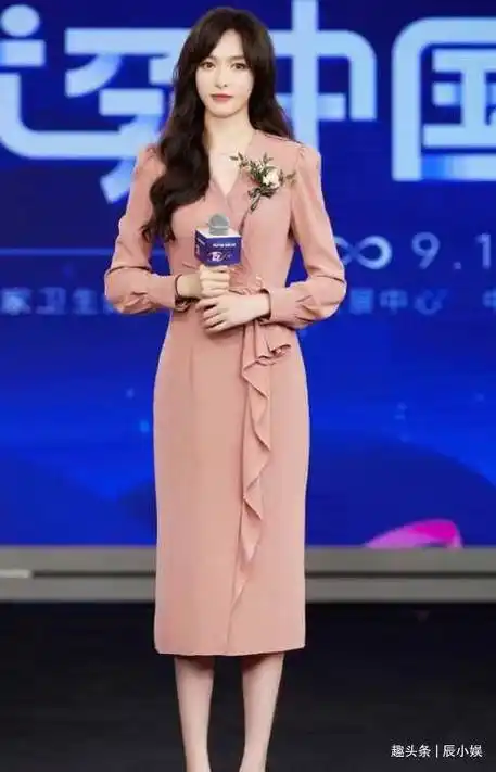 37岁唐嫣近况复出,现身访谈节目,一身粉装尽显优雅_女儿_孩子_罗晋