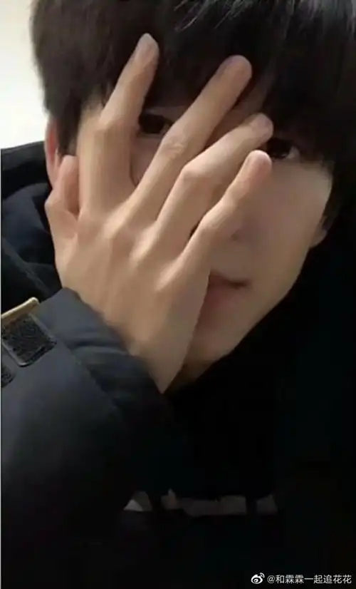 92#贺峻霖2021,爱霖如一#这手我慕了啊@时代少年团-贺峻霖