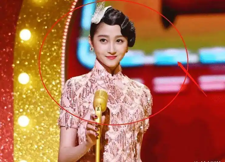 杨颖上《王牌》穿旗袍时尚犹存,看到关晓彤的那一刻,瞬间心动了_身材