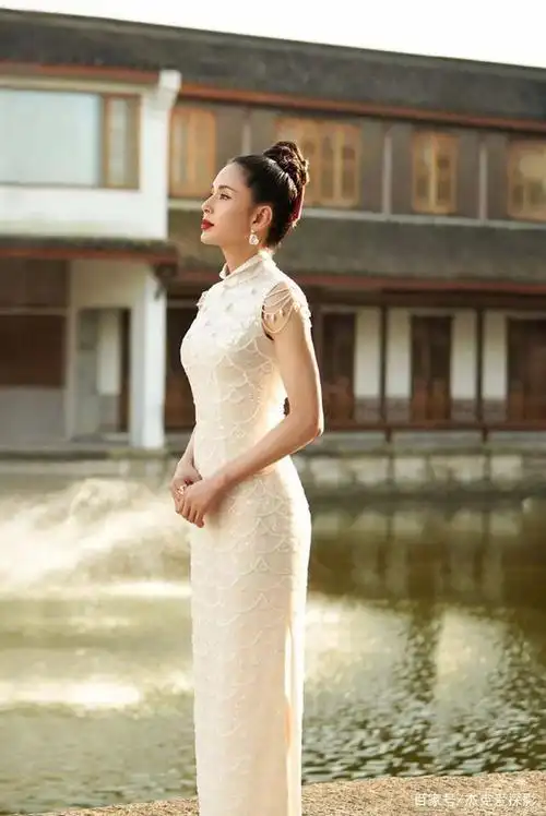 小龙女发旗袍照,称江南美景每秒都是豆蔻年华,网友说其最美人鱼
