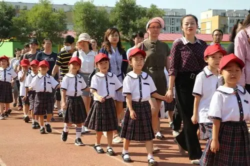 首都师范大学附属回龙观育新学校特邀请空军某旅国旗班为开学典礼出旗