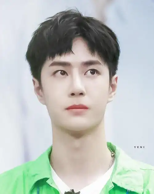 高考考场入口处有王一博,边伯贤海报,这班家长是神