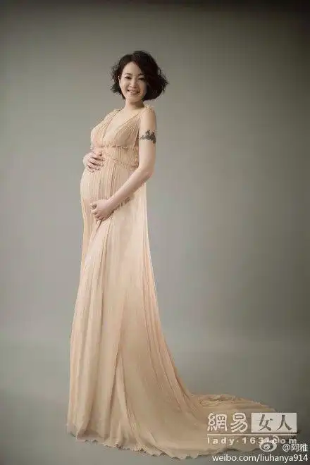 阿雅晒怀孕大肚照 网友吐槽ps太过:腿有2米