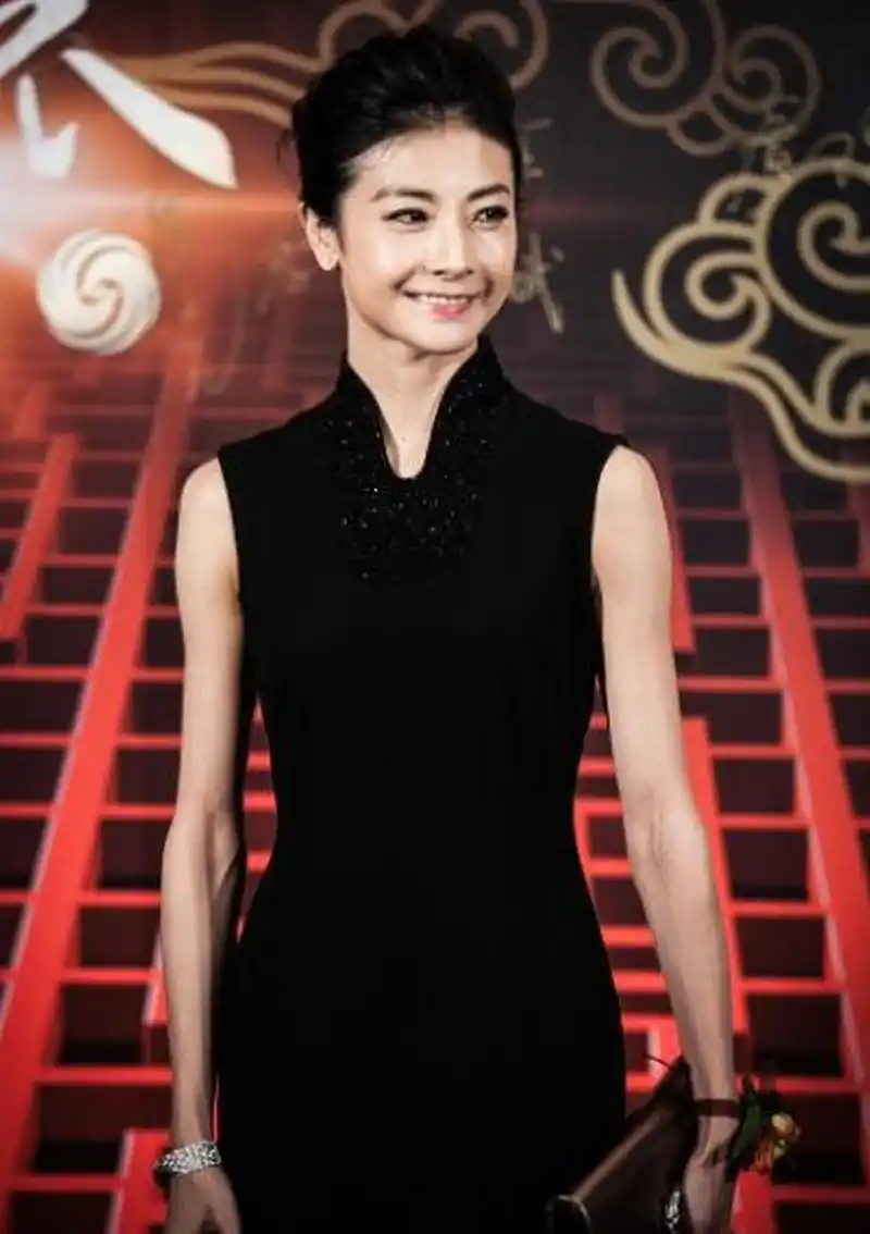 东方卫视美女主持人杨蕾闪婚身价十亿的土豆网总裁王微,结婚才一年,王