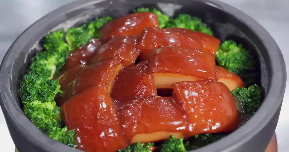 厨师长教你:"电饭锅红烧肉"的家常做法,满满的小技