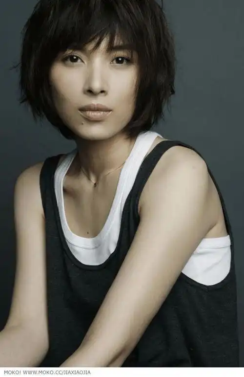 靳东和的妻子李佳是二婚,李佳于2003年结婚,但是那时的老公不是靳东.