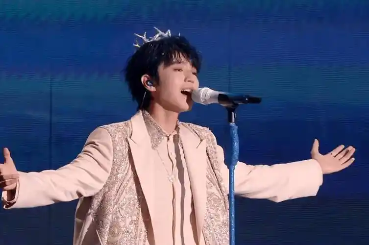 tfboys十年之约演唱会,王俊凯带来《回望》首唱,歌声温柔且坚定_娱乐