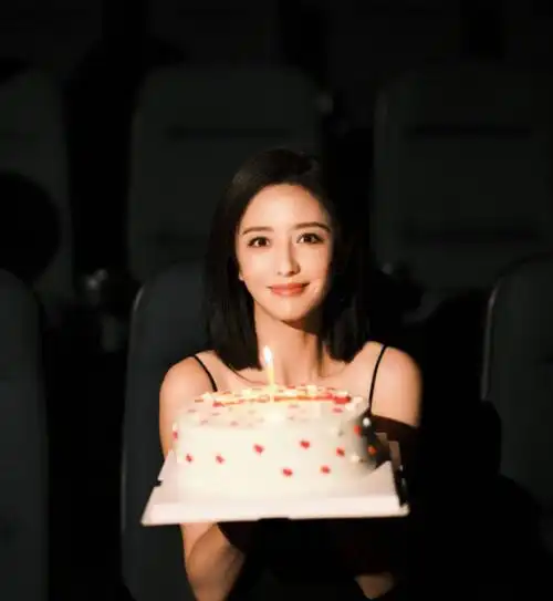 佟丽娅晒40岁生日美照,穿吊带秀性感身材美貌封神,前夫贴心送祝福