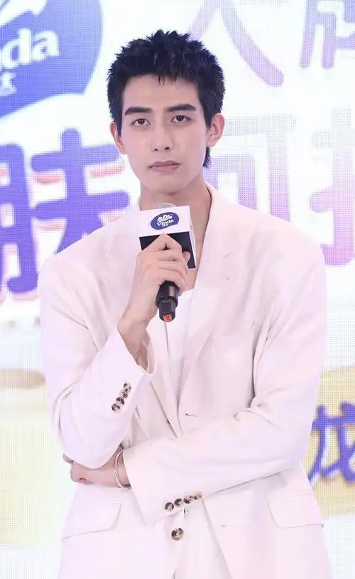 好甜一男的宋威龙穿白西装高大帅气剃寸头拿棉花糖反差萌