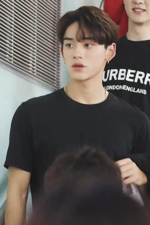 实际上是常常举铁的金刚芭比 腹肌人鱼线肌肉线条该有的他全都有 体能