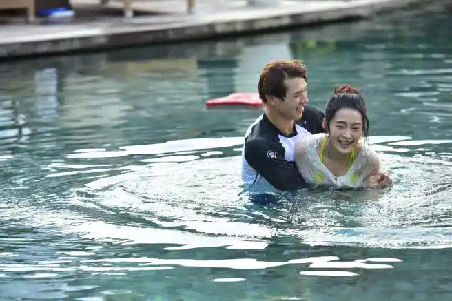 《我们相爱吧》第二季,魏大勋教李沁游泳片段