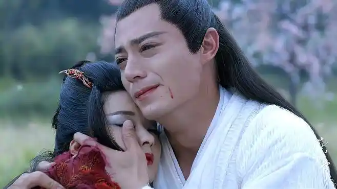 千骨:小骨晕厥,不料子画竟接受不了了,紧紧抱着小骨不愿撒手!