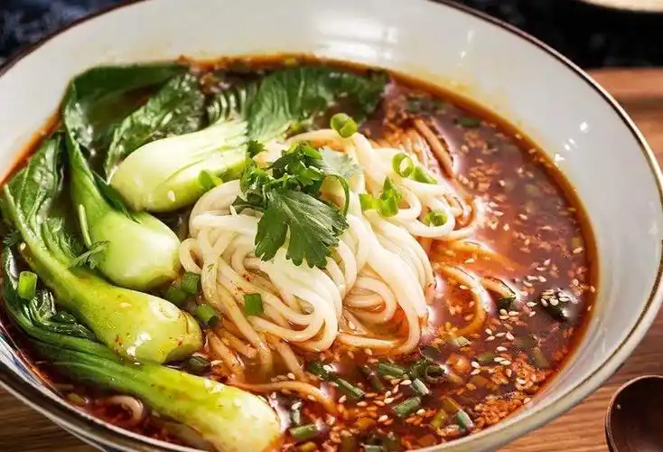 快手酸汤麻辣面,特别适合现在吃,用的食材少还特别好吃_东方养生频道