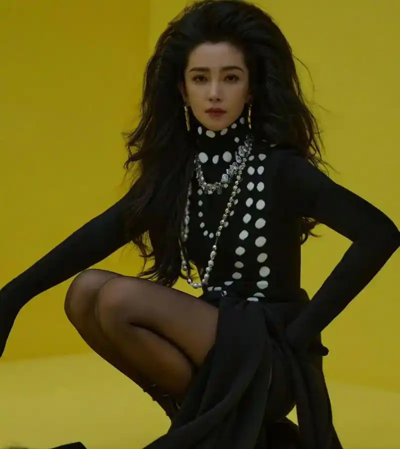 李冰冰封面杂志大片,丝袜美腿吸睛.#写真 #李冰冰 #封面  - 抖音