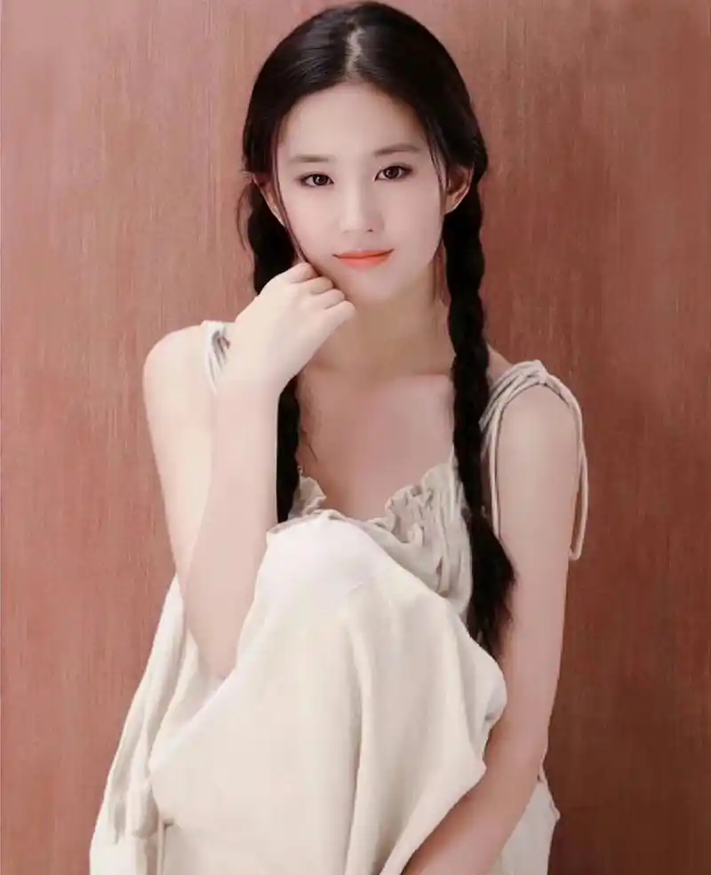 刘亦菲扎着马尾辫