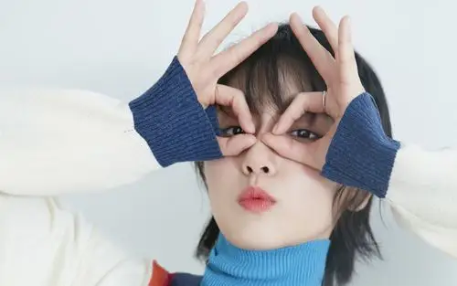 成果短裙美腿简洁高清桌面壁纸