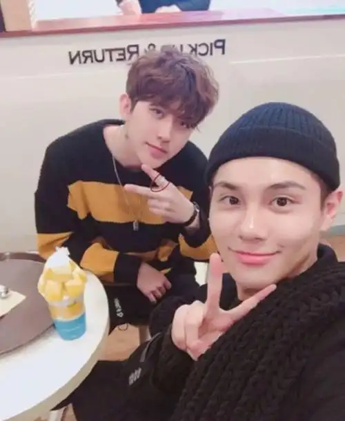 蔡徐坤邵夏恋情曝光刚出道就恋爱的爱豆要凉凉