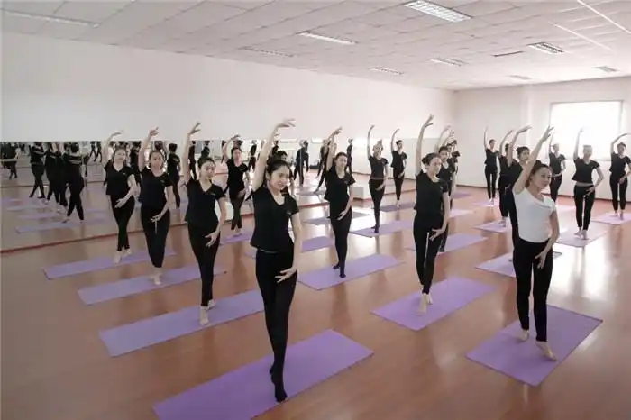 在北京新面孔模特学校的教室里,为2014全国高等院校表演专业招生会做