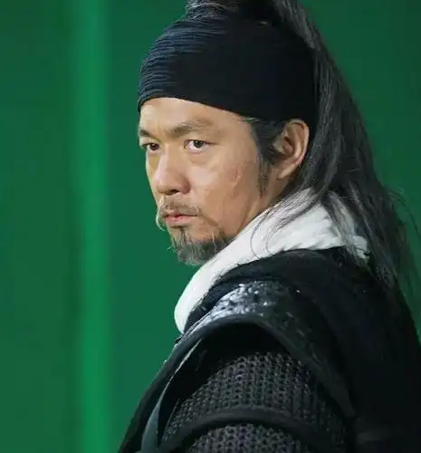 看过这部戏的不少人为一代"杀神"白起所折服,而饰演白起的邢佳栋更是