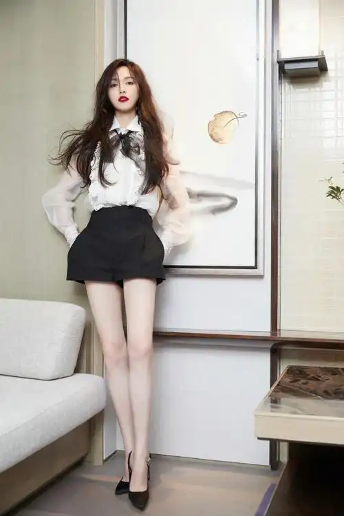 唐嫣美腿合集,只能说是太极品了看了就想给#唐嫣