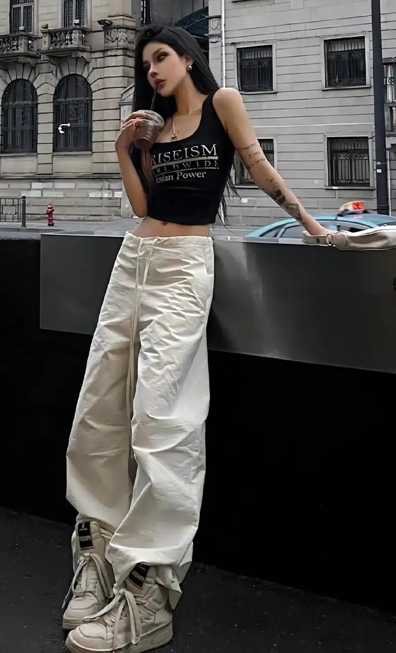 姐妹们～美式街头氛围感穿搭来啦!字母短款背心 抽绳工装休闲裤