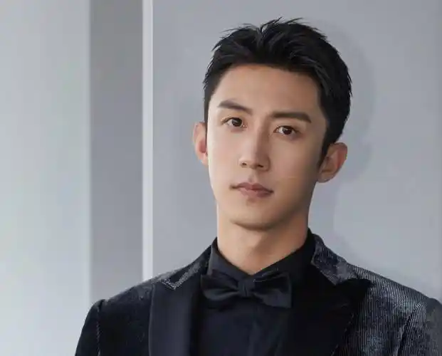 迪丽热巴发婚纱旧照,黄景瑜前妻承认结过婚,这两人的瓜看不懂了_网友