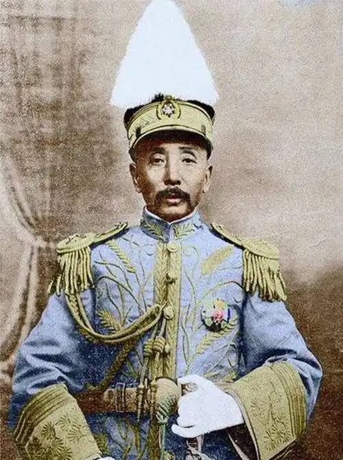 但是就在这时候,张作霖还不忘过一把元首瘾,就任陆海军大元帅,相当于