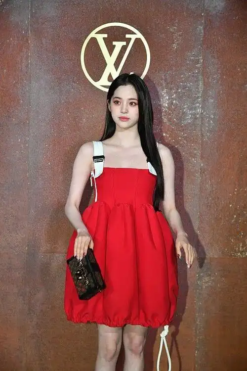 欧阳娜娜将自己打扮成真人芭比红裙配粉嫩妆容甜美又时髦