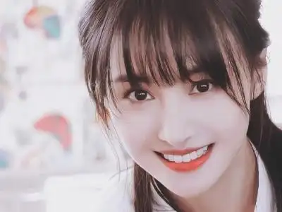 郑爽笑起来为何少女感满满?看清她侧脸处的牙缝,好像明白了