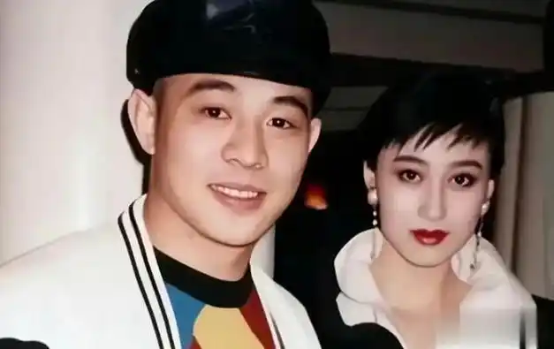 李连杰晒和利智的合照,对镜微笑秀恩爱,利智沧桑现状引人深思