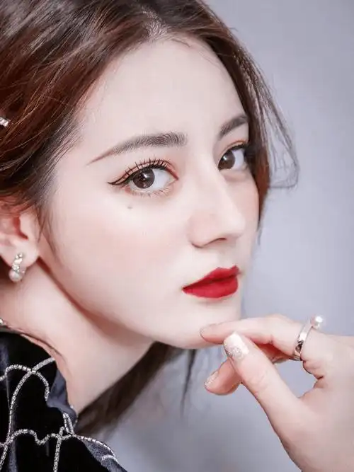 比如迪丽热巴就是泪痣的代表明星.