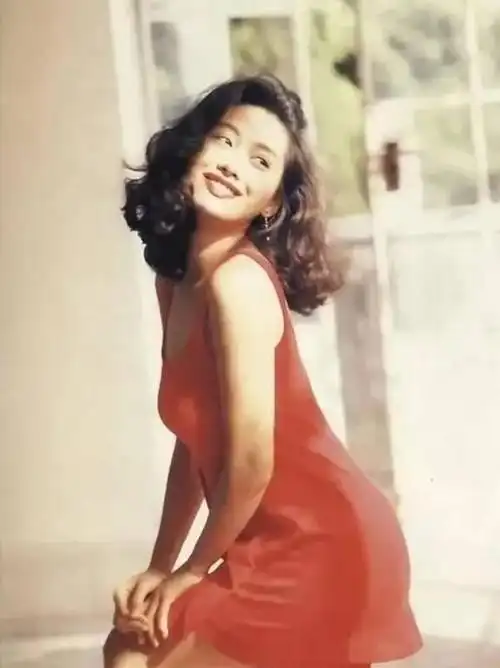 原来叶倩文这么美,63岁身材傲人,怪不得费玉清都想做