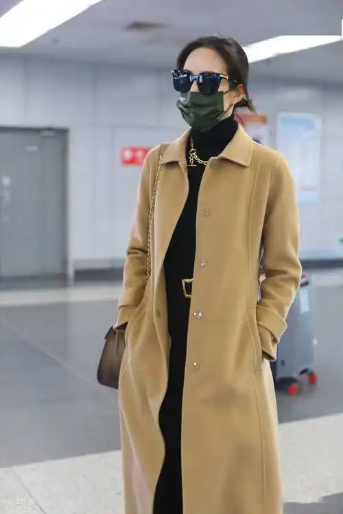 街拍张钧甯驼色大衣黑色针织裙打底衫优雅女人