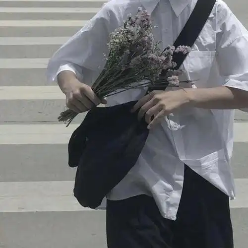 捧花男生头像:捧花见面永远超级浪漫