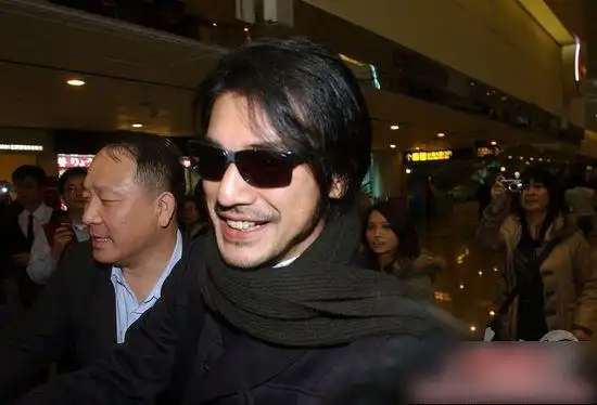 金城武"秃顶"显老迈 无名指戴戒指疑似已婚