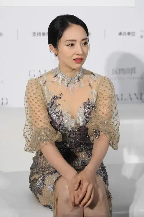 董璇穿透视薄纱裙现身活动,雪肤红唇明艳动人