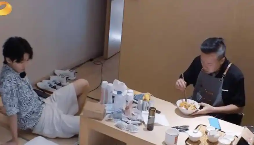 原创不懂餐桌礼仪别人吃饭时王俊凯却端碗回卧室原因让人想泪目