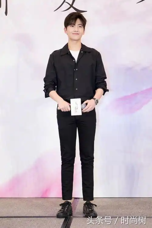 《三生三世》杨洋秀大长腿,网友:你怎么把自己穿成了打工仔?