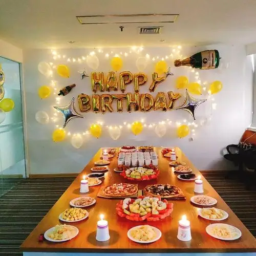 最后寿星公在小伙伴的簇拥下步入生日会场!