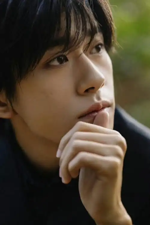 易烊千玺黑西装写真